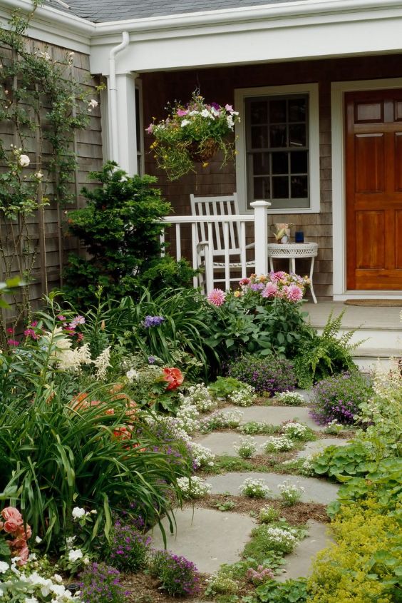 Frame Your Home with a Gorgeous Garden Border